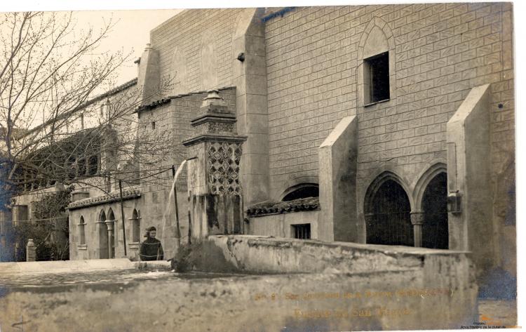 Font de Sant Miquel a Sant Jeroni, amb nena