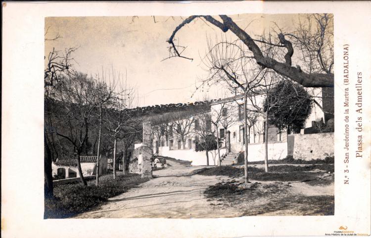 Sant Jeroni de la Murtra. Plaça dels Ametllers