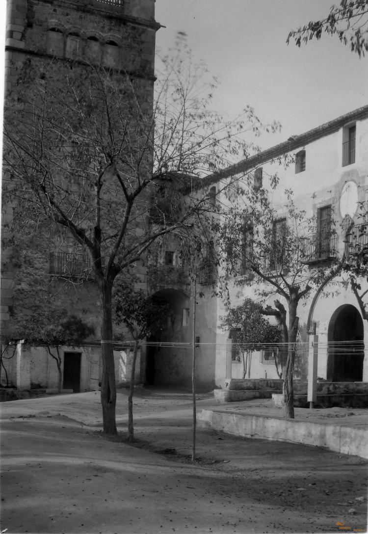 Sant Jeroni de la Murtra. Patí davant porta entrada i torre de defensa