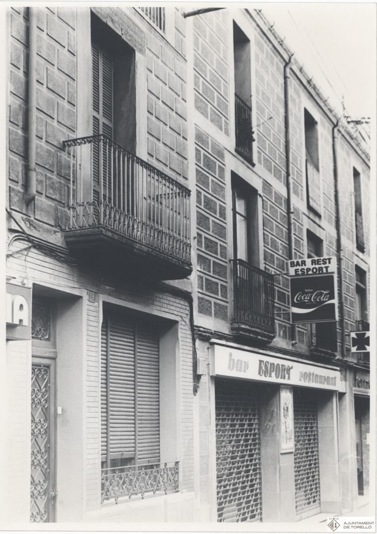 Façana del carrer del Pont, 19. Antic Bar Sport
