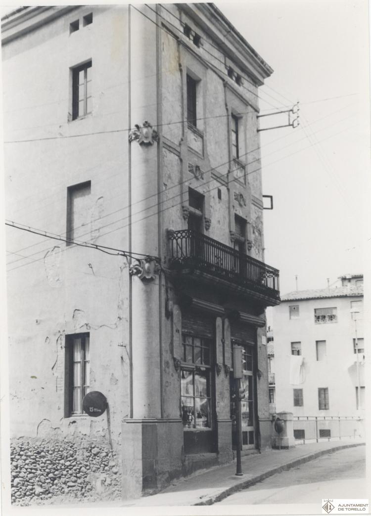 Antiga casa Can Tort al carrer del Pont i Ronda Pollancredes