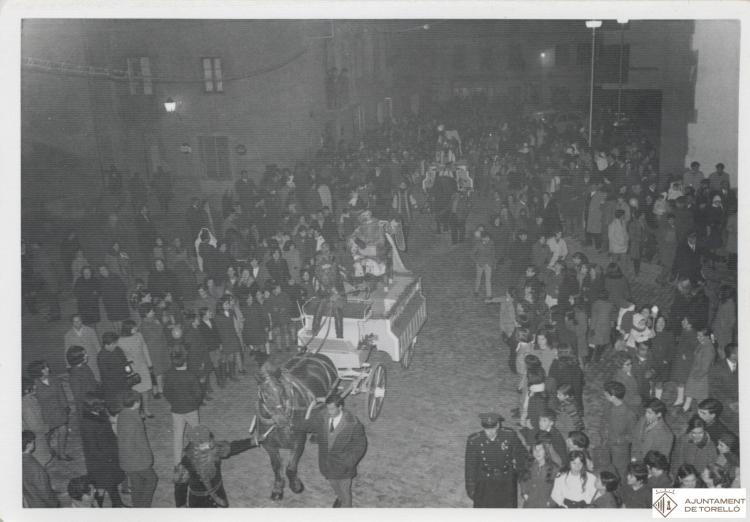 Cavalcada dels reis d'Orient. Carrossa dels reis a la plaça de la Vila