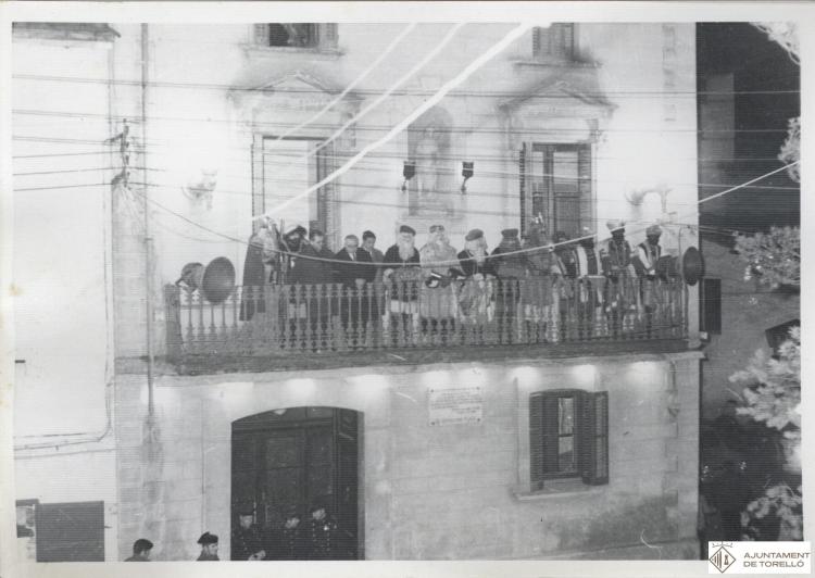 Cavalcada dels reis d'Orient. Parlaments al balcó de la Casa de la Vila