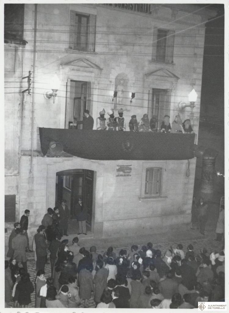 Cavalcada dels reis d'Orient. Parlaments al balcó de la Casa de la Vila