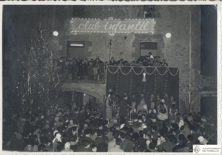 Cavalcada dels reis d'Orient. Recepció dels reis davant del Club Infantil amb l'alcalde Josep Vidal
