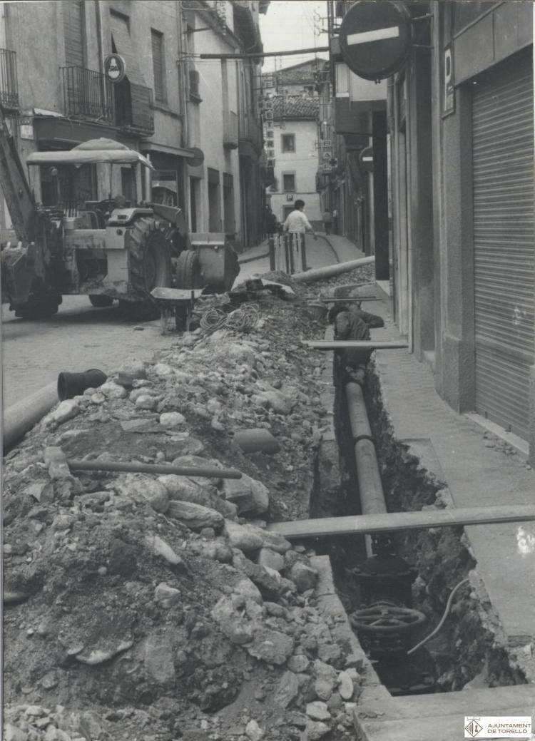 Obres de renovació de la xarxa d'abastament d'aigua al carrer del Pont