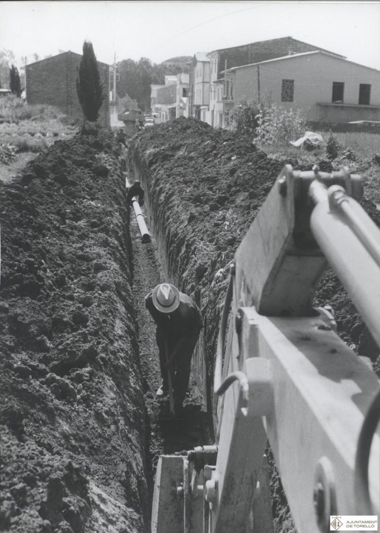 Obres de renovació de la xarxa d'abastament d'aigua al carrer del Ter