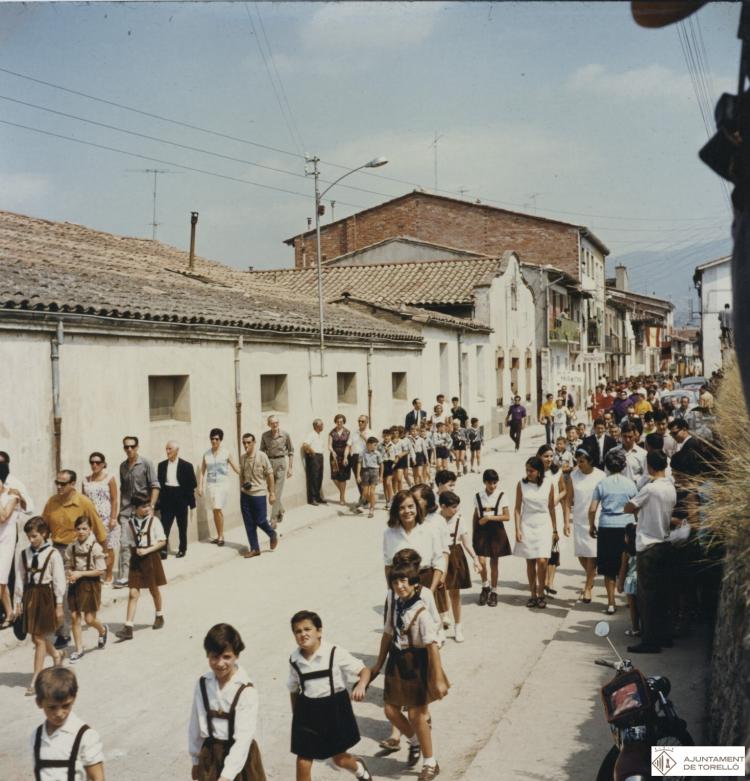 Aplec de Rocaprevera. Grup d'escoltes al carrer Rocaprevera