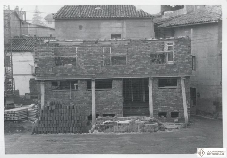 Construcció de l'antic edifici de correus a la Plaça Coll i Dorca
