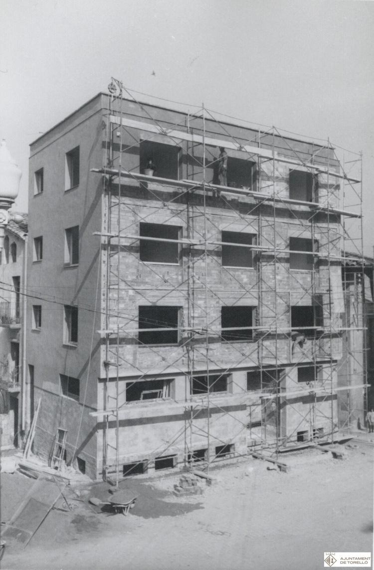 Construcció de l'antic edifici de correus a la Plaça Coll i Dorca