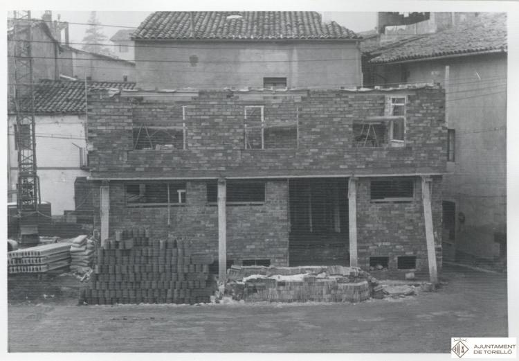 Construcció de l'antic edifici de correus a la Plaça Coll i Dorca