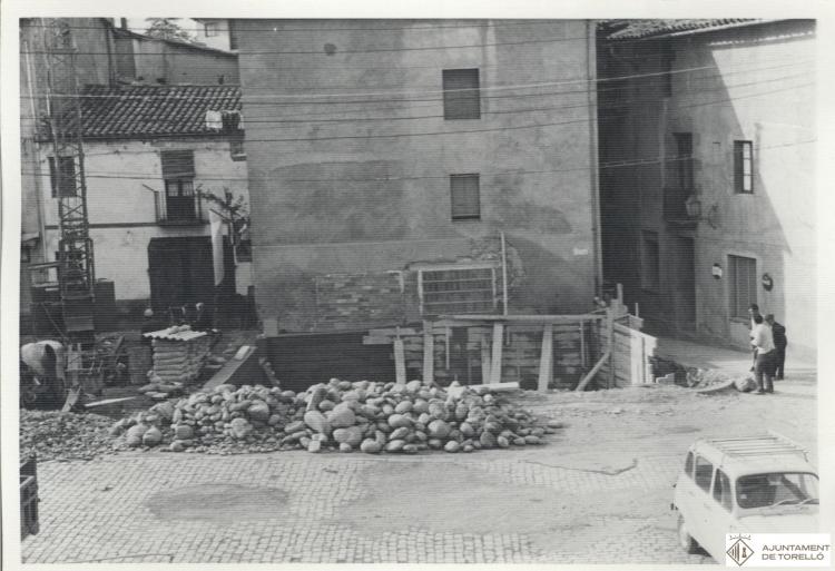 Construcció de l'antic edifici de correus a la Plaça Coll i Dorca
