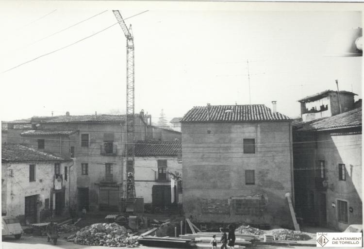 Construcció de l'antic edifici de correus a la Plaça Coll i Dorca