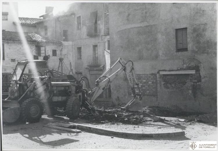 Construcció de l'antic edifici de correus a la Plaça Coll i Dorca