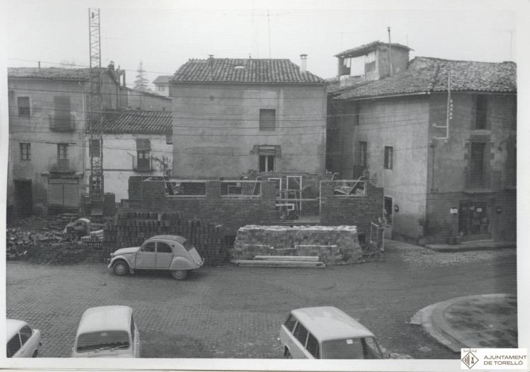 Construcció de l'antic edifici de correus a la Plaça Coll i Dorca
