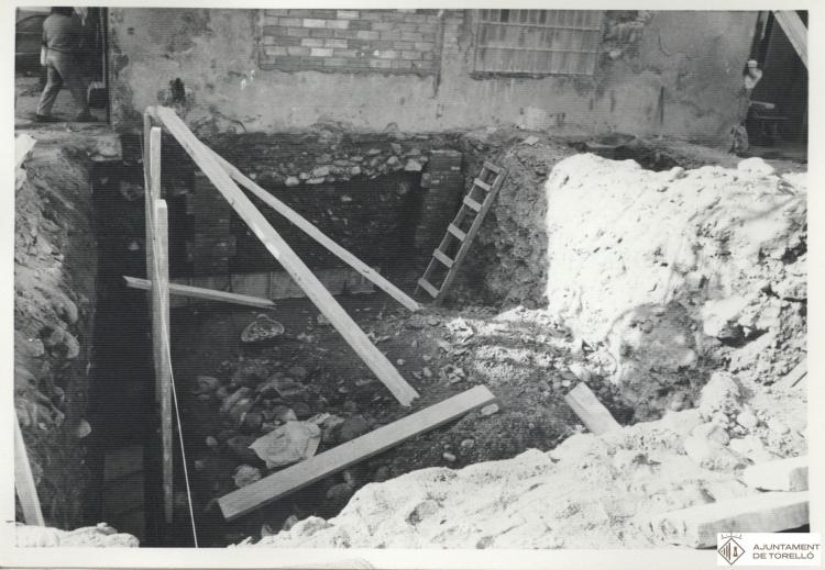Construcció de l'antic edifici de correus a la Plaça Coll i Dorca