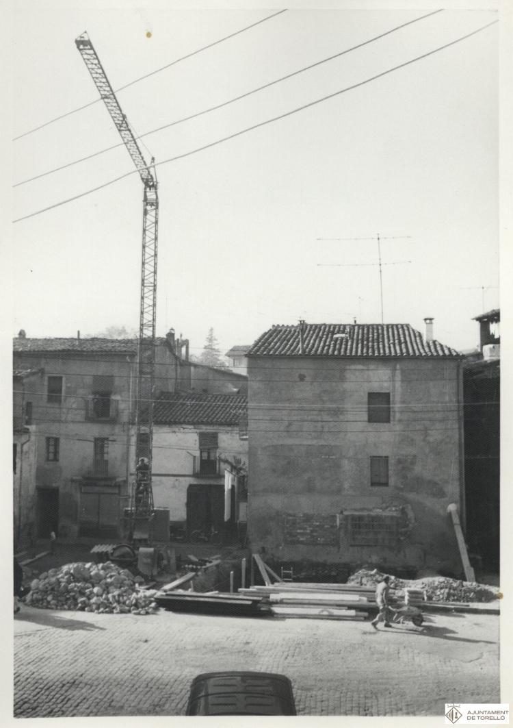 Construcció de l'antic edifici de correus a la Plaça Coll i Dorca