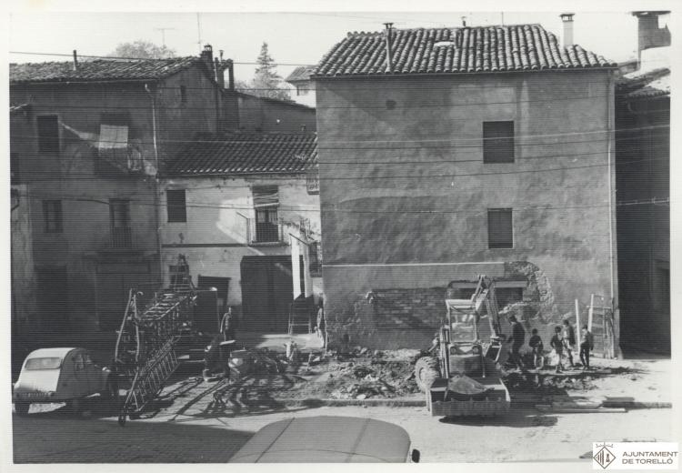 Construcció de l'antic edifici de correus a la Plaça Coll i Dorca