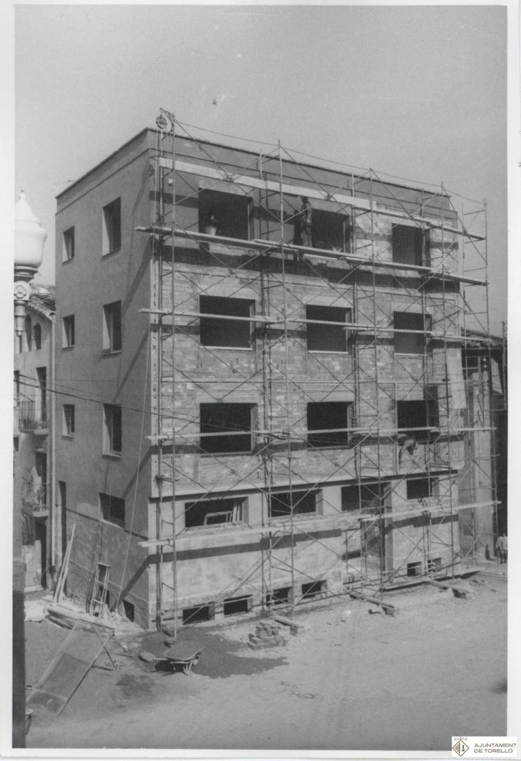 Construcció de l'antic edifici de correus a la Plaça Coll i Dorca