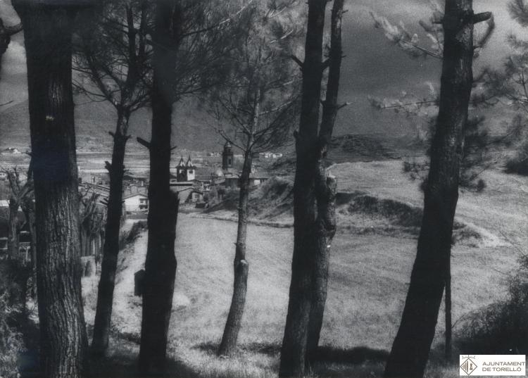 Vista de l'església de Sant Feliu des de la pujada de Rocaprevera