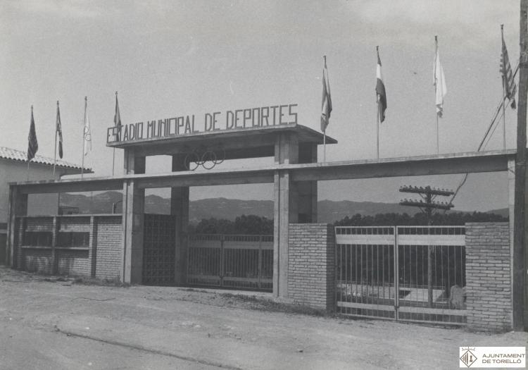 Entrada a l'estadi municipal d'esports a la pujada de Rocaprevera