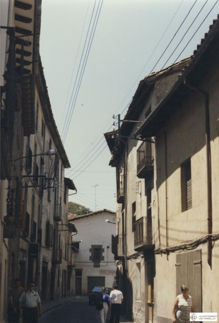 Carrer Capsavila amb l'edifici del Mas Prat (edifici de l'arxiu) al fons