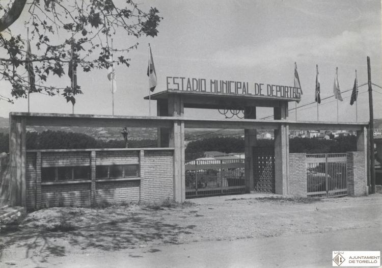 Entrada a l'estadi municipal d'esports a la pujada de Rocaprevera