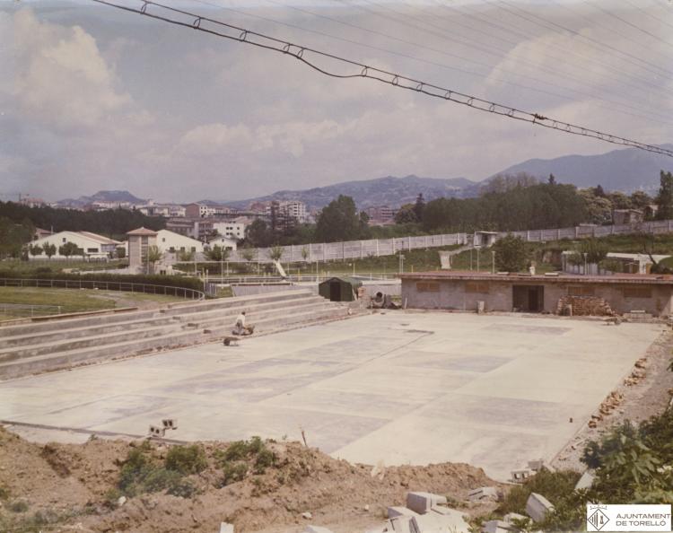 Obres de construcció de la pista poliesportiva al costat del camp de futbol i zona esportiva 