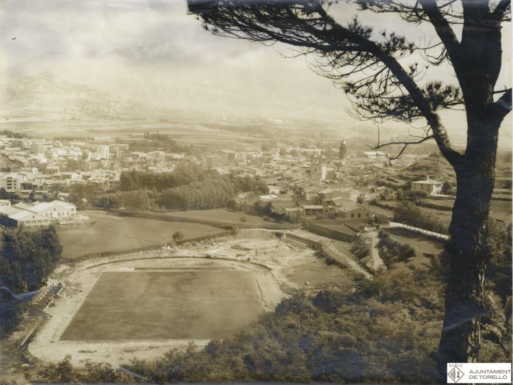Vistes de les obres de construcció del camp de futbol des de Rocaprevera