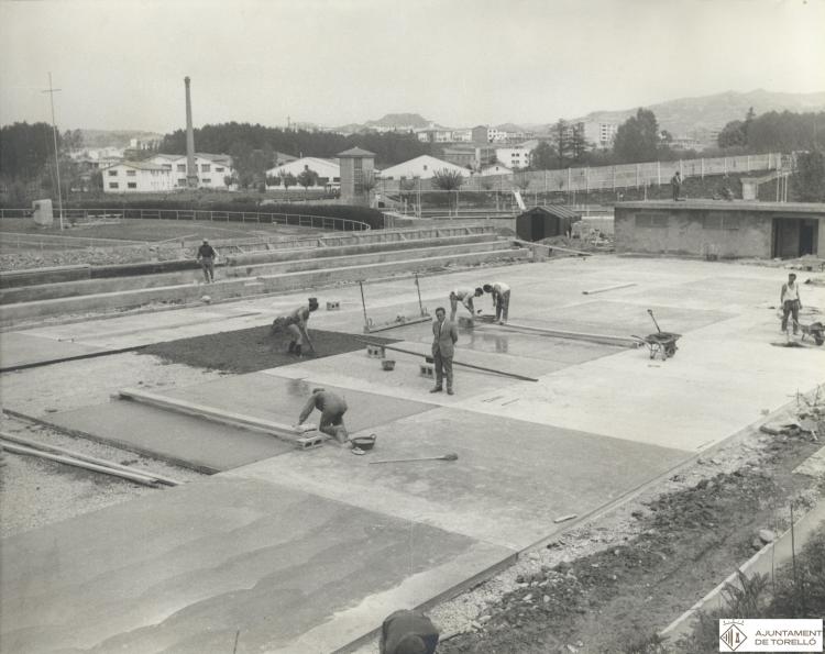 Obres de construcció de la pista poliesportiva al costat del camp de futbol i zona esportiva 