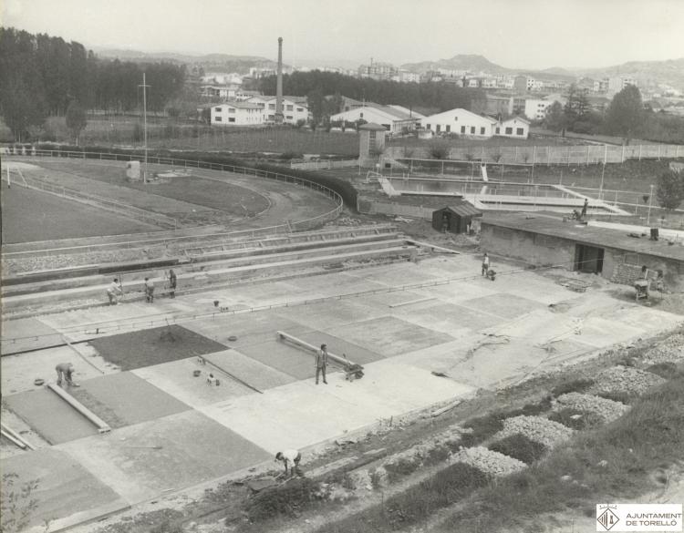 Obres de construcció de la pista poliesportiva al costat del camp de futbol i zona esportiva 