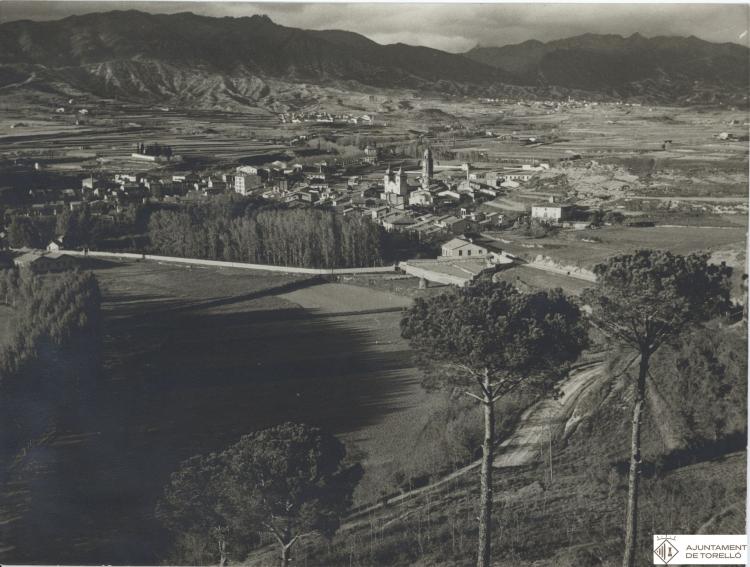Vista del poble des dels Comuns a Rocaprevera abans de la construcció de la zona esportiva