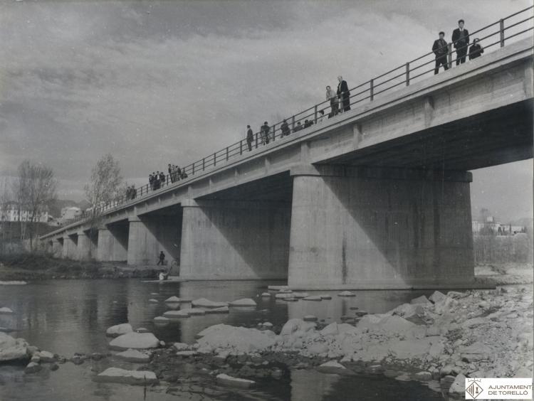 Construcció del pont de Conanglell. Gent passegant després de les obres