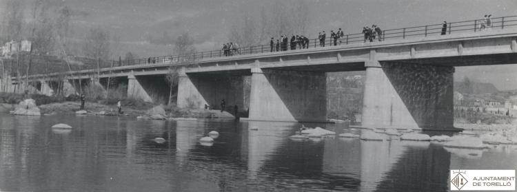 Construcció del pont de Conanglell. Gent passegant després de les obres