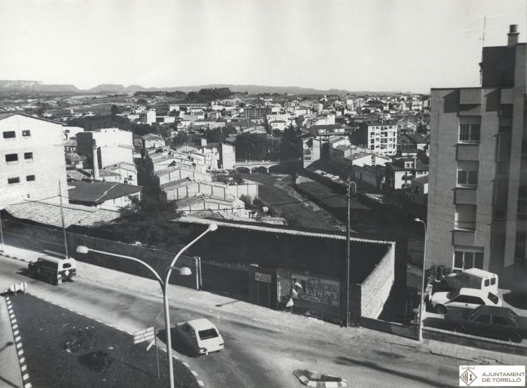 Vista del pont sobre el riu Ges des de les Serrasses