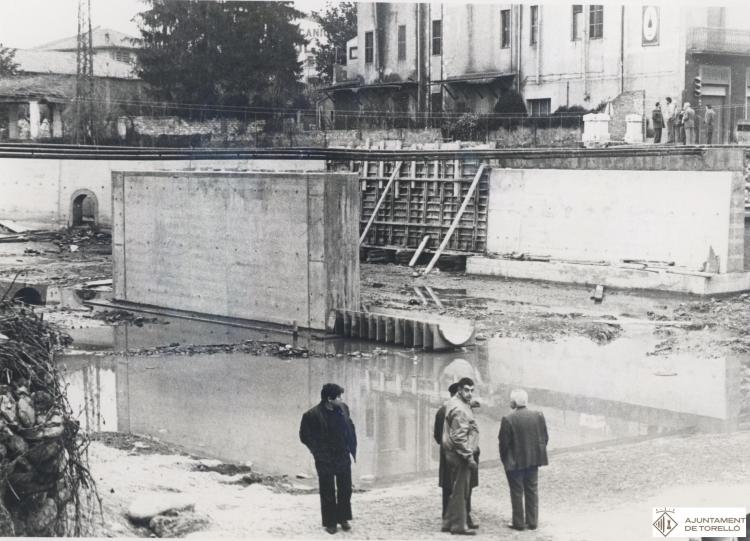 Construcció del pilar central del Pont nou de Can Pujades