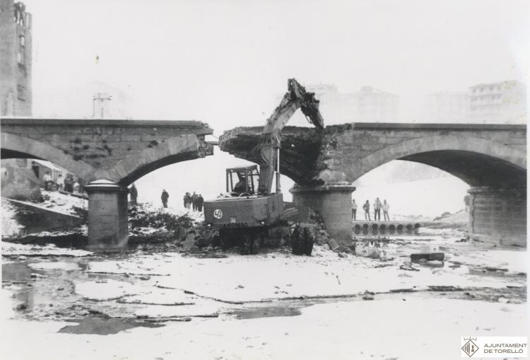 Enderroc de l'antic pont de Can Pujades