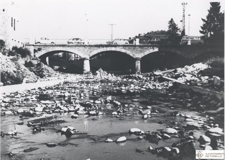 Antic pont de Can Pujades o Can Rabert sobre el riu Ges