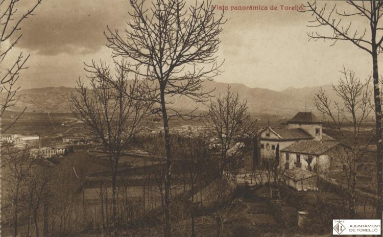 Vista panoràmica del Santuari de Rocaprevera i el poble des del Puig de les tres Creus