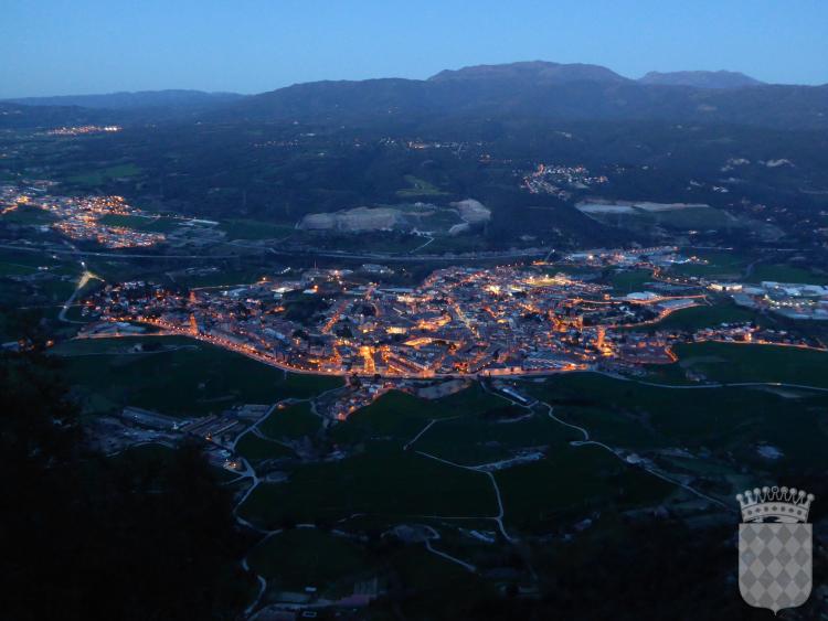 Vista general de Centelles fent-se fosc, presa des del Puigsagordi