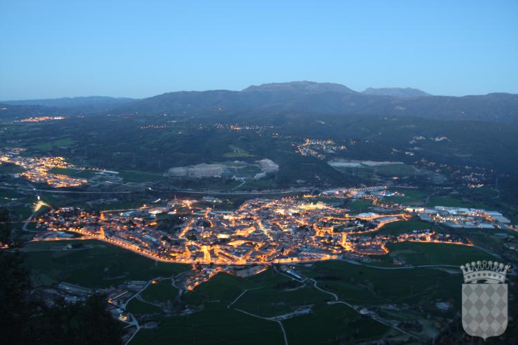 Vista general de Centelles fent-se fosc, presa des del Puigsagordi