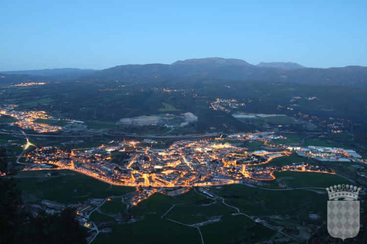 Vista general de Centelles fent-se fosc, presa des del Puigsagordi