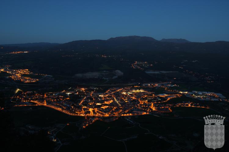 Vista general de Centelles fent-se fosc, presa des del Puigsagordi