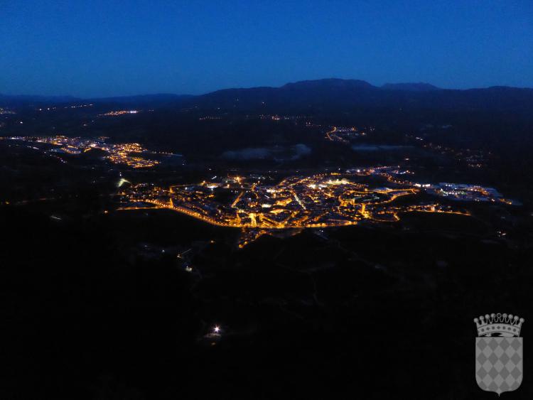 Vista general de Centelles fent-se fosc, presa des del Puigsagordi