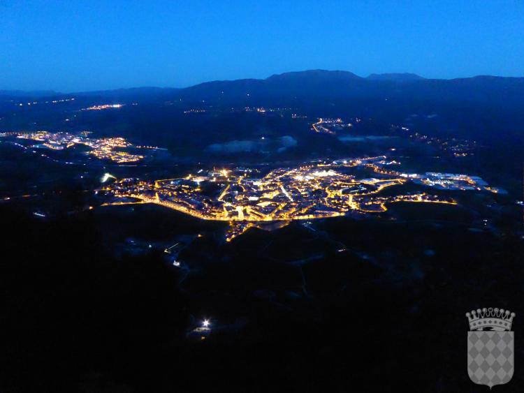 Vista general de Centelles fent-se fosc, presa des del Puigsagordi