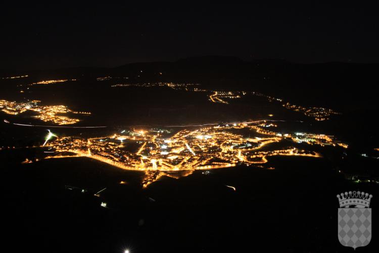 Vista general de Centelles de nit, presa des del Puigsagordi