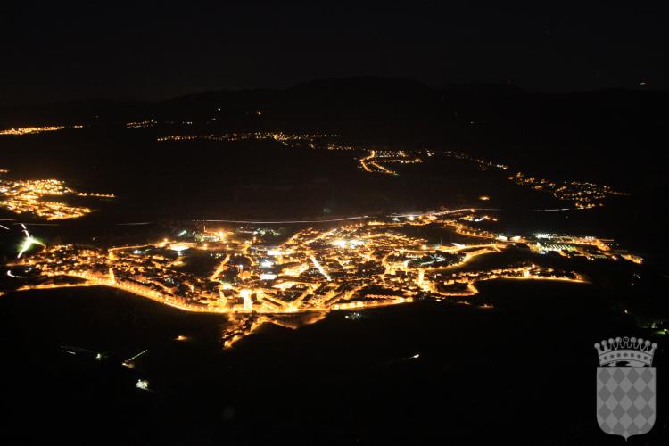 Vista general de Centelles de nit, presa des del Puigsagordi