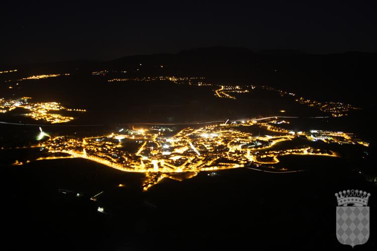 Vista general de Centelles de nit, presa des del Puigsagordi