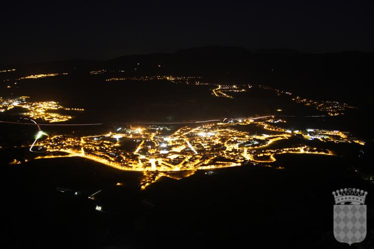 Vista general de Centelles de nit, presa des del Puigsagordi