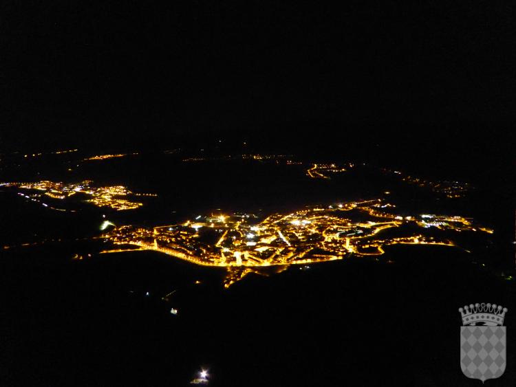 Vista general de Centelles de nit, presa des del Puigsagordi